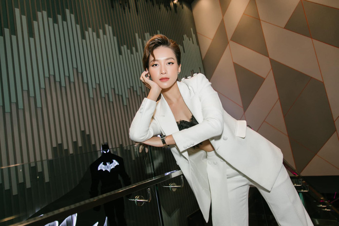 Tuy nhiên, từ cuối năm 2013, Khả Ngân bắt đầu vướng phải những scandal liên quan đến chuyện tình cảm. Hình ảnh của cô dần xấu đi trong mắt khán giả.