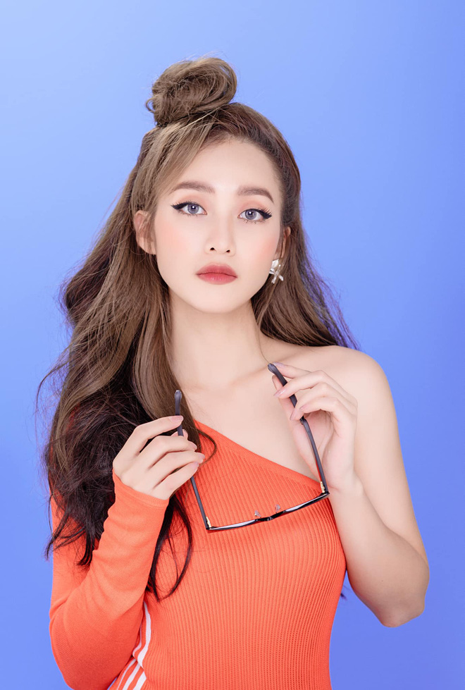 Sinh năm 1997, Khả Ngân nổi tiếng từ năm 17 tuổi với hình ảnh một boxing girl năng động, khỏe khắn và không kém phần gợi cảm.