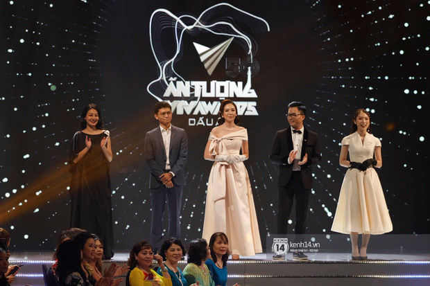 Khoảnh khắc Mai Ngọc xuất hiện lộng lẫy trên sân khấu cùng dàn MC