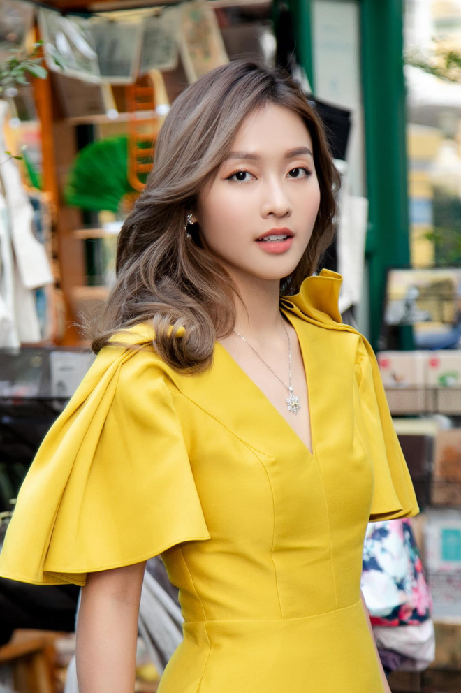 Tiếp theo đó, Khả Ngân tiếp tục vấp phải tin đồn bỏ học sớm và trình độ ngoại ngữ kém. Bản thân Khả Ngân thừa nhận cô đã tạm hoãn việc học để tập trung cho một vài dự án điện ảnh.