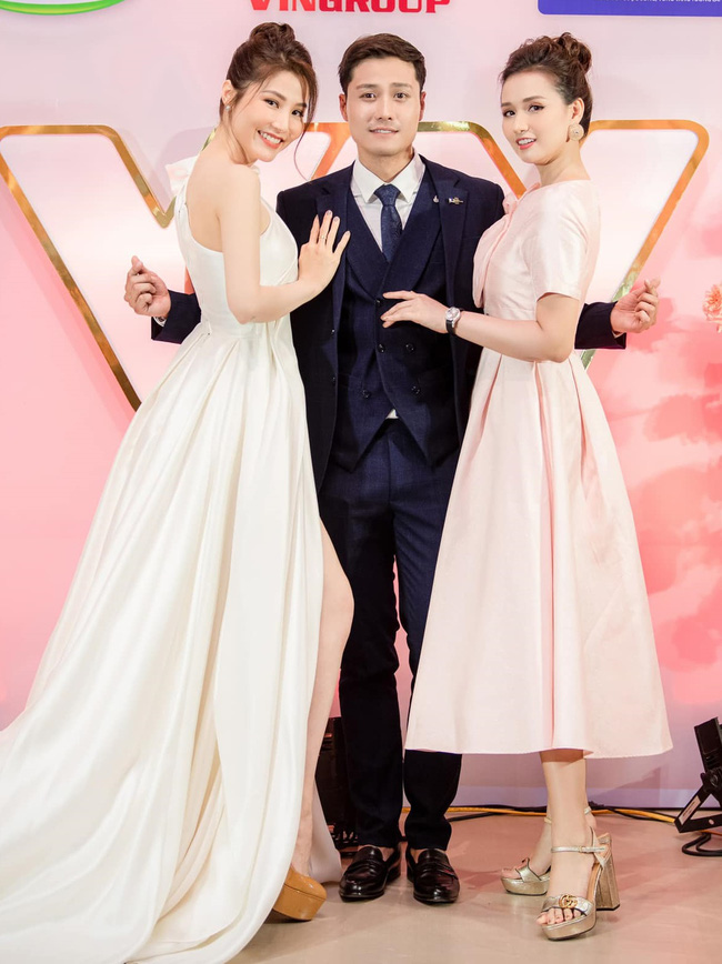 Diễm My chụp ảnh với 2 nhân vật thứ chính trong 