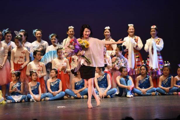 Nhan sắc trẻ đẹp, vóc dáng nuột nà của Vương Linh Hoa ở tuổi U60.