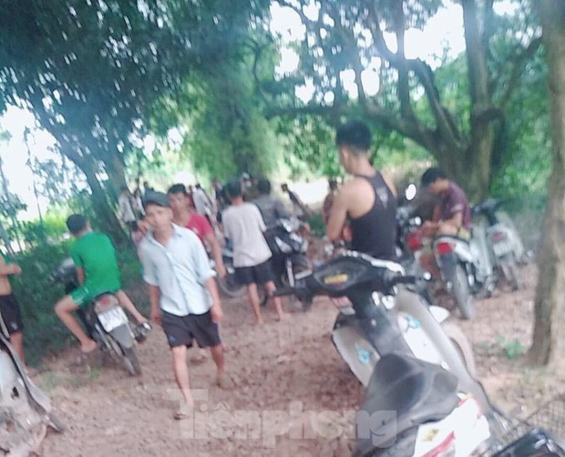 Rất đông người ở Khuất Xá, huyện Lộc Bình đến hiện trường xảy ra vụ đuối nước, theo dõi sự việc (Ảnh: Duy Chiến)