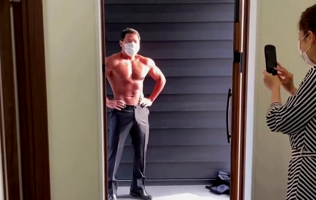 Ông chủ 41 tuổi biểu diễn khoe body cực phẩm cho vị khách nữ thoải mái quay chụp (Nguồn: Reuters)