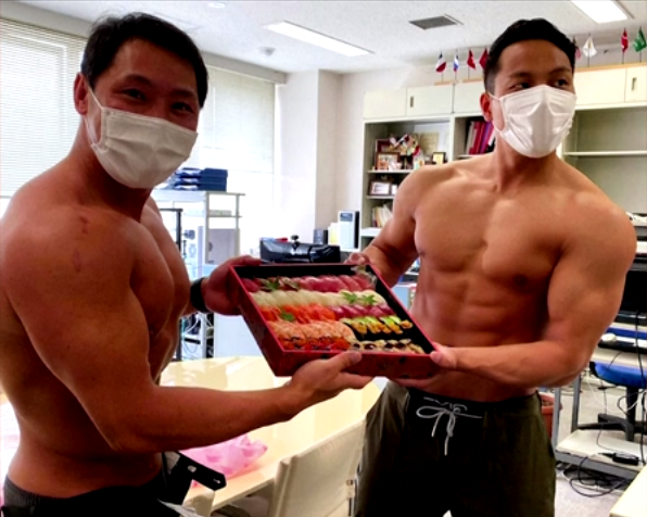 Hình ảnh những anh chàng cao to lực lưỡng với cơ bắp cuồn cuộn bê hộp sushi tươi ngon của nhà hàng Imazushi đã nhanh chóng thu hút sự chú ý của vô số khách hàng.