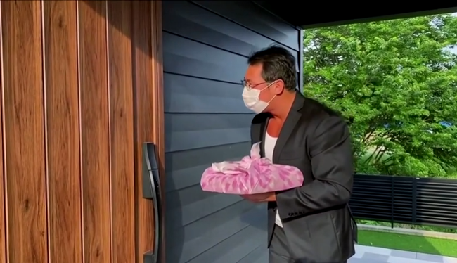 Ông Sugiura đích thân giao sushi tới tay khách hàng (Nguồn: Reuters)