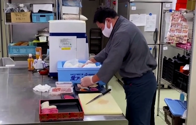 Ông chủ Masanori Sugiura ở Nhật đã kiêm luôn vai trò quản lý, đầu bếp và shipper trong nhà hàng của chính mình (Nguồn: Reuters)