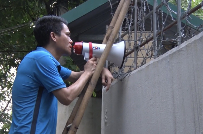 Trước đó, lực lượng chức năng nhiều giờ đồng hồ thuyết phục các đối tượng bên trong ngồi nhà.