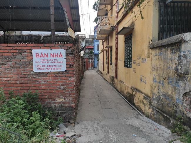 Con ngõ dẫn vào nhà Đặng Trung Kiên, 47 tuổi (bố bé gái 6 tuổi).