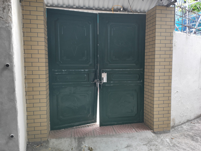 Ngôi nhà lực lượng chức năng phá khoá vào giải cứu bé gái.