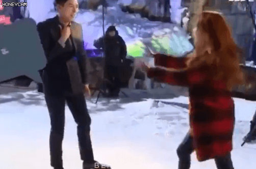 Hyun Bin nhanh tay đẩy Han Ji Min ra khỏi người sau khi bạn diễn chung tiến tới gần.