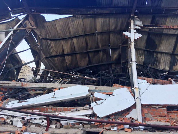 Hiện trường đổ nát sau vụ cháy.
