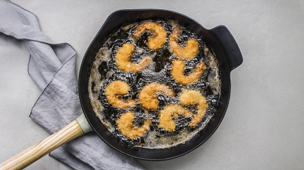 Dầu ăn là một nguồn cung cấp calo, nó nắm vai trò như một dung môi của các vitamin tan trong dầu, mỡ như vitamin A,D, E, K...