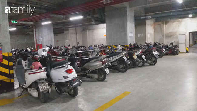 Khu vực để xe máy còn khá nhiều chỗ trống