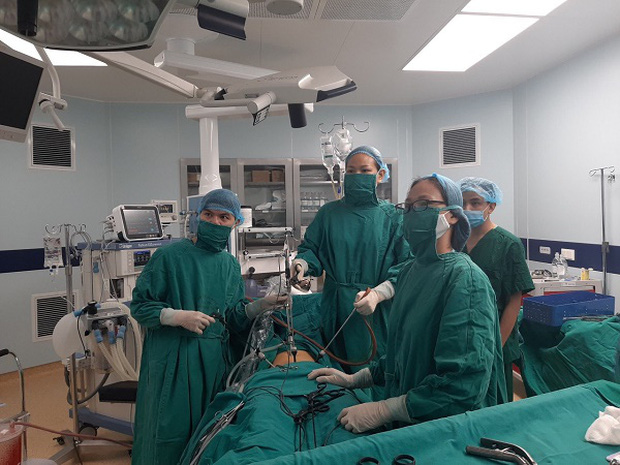 Bác sĩ tiến hành phẫu thuật bệnh nhân