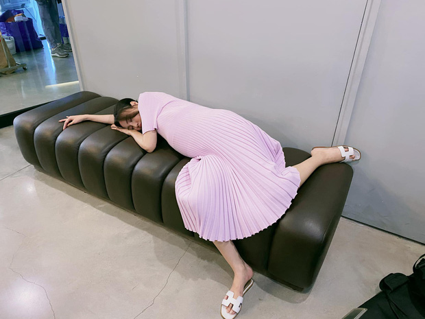 Hình ảnh khiến Lan Ngọc rộ nghi vấn mang thai trước đó. Lúc người đẹp vừa mới tung ảnh, fan đã ngờ ngợ rằng đây là tạo hình cho dự án mới