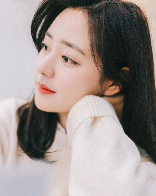 Loạt ảnh đời thường của tân Hoa hậu thậm chí còn hot hơn. Cô nàng nổi bần bật với làn da trắng, mắt to long lanh, sống mũi cao thẳng và đôi môi nhỏ nhắn, nụ cười dịu dàng