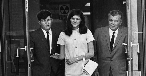 Barbara Mackle (giữa)