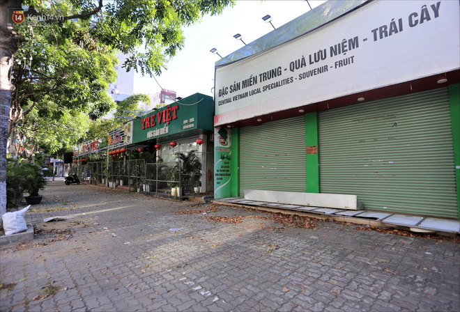 Những cửa hàng im lìm đóng cửa vì doanh thu không đủ chi phí trang trải nếu hoạt động. Ngoài vắng khách thì việc thuê mặt bằng với giá cao cũng là nguyên nhân khiến nhiều cửa hàng ngừng kinh doanh.