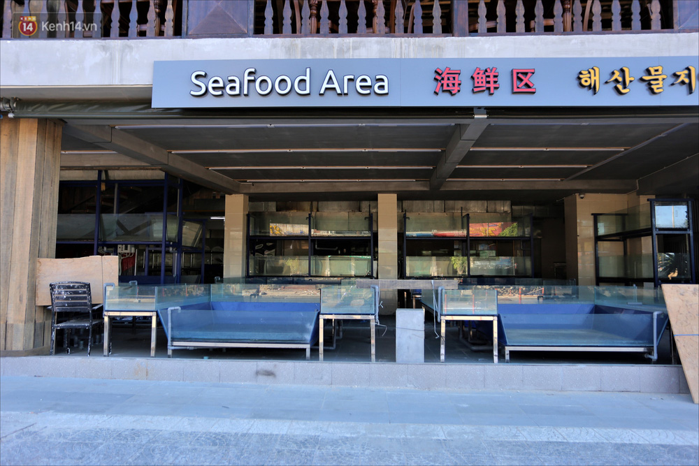 Những dãy hàng quán vốn trước đây rất sầm uất, nhộn nhịp thì nay phải im lìm đóng cửa vì vắng khách du lịch.