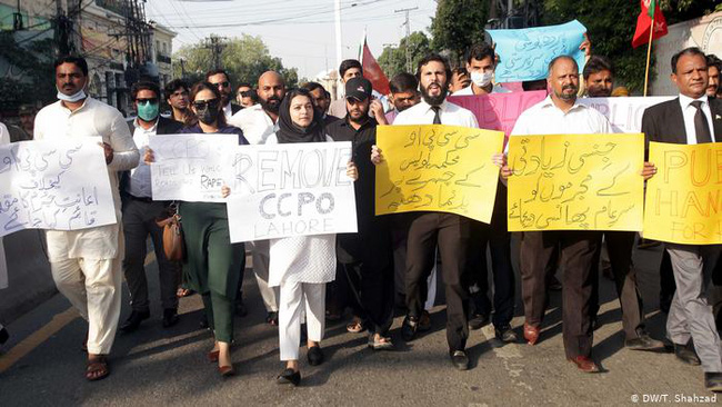 Người dân Pakistan xuống đường biểu tình đòi công lý cho nạn nhân bị cưỡng hiếp tập thể.