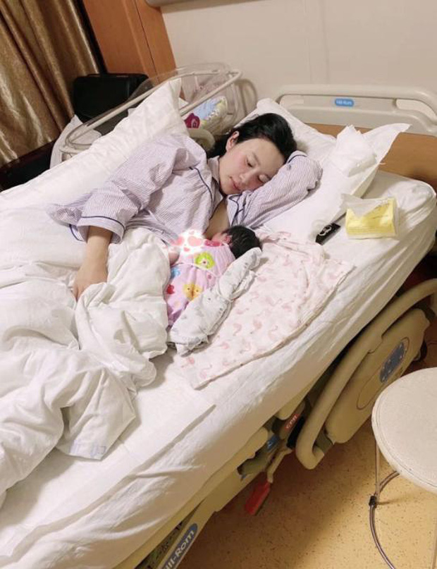 Và hình ảnh gây xôn xao mạng xã hội về người tình trẻ kém 31 tuổi của ông