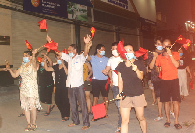 Người dân sinh sống tại ổ dịch nhà hàng Thế giới bò tươi vui mừng khi hết thời gian cách ly y tế. Ảnh: Đ.Tùy