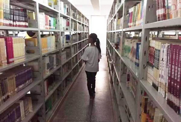 Zhang Yiwen nhỏ nhắn trong thư viện trường (Ảnh: Sưu tầm)