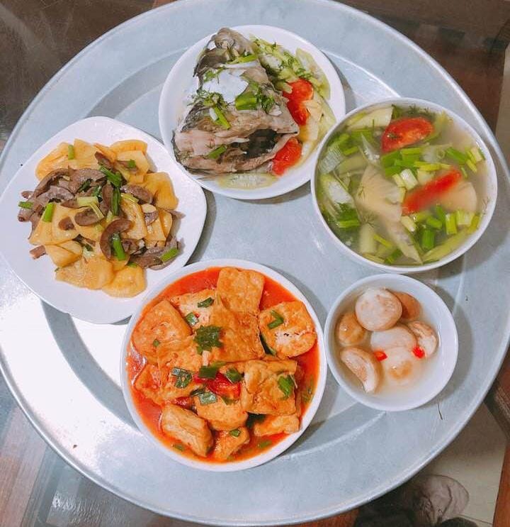 Từ ngày lấy nhau, vợ chồng chị Thúy chưa từng dám đi ăn nhà hàng hay tính chuyện du lịch mỗi khi nghỉ hè, ăn uống cũng hết sức đơn giản. Ảnh minh họa