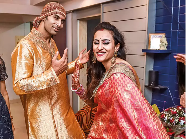 Sau khi Pratyusha mất, Rahul thậm chí kết hôn với Saloni - chính là người đã xông vào nhà và đánh 