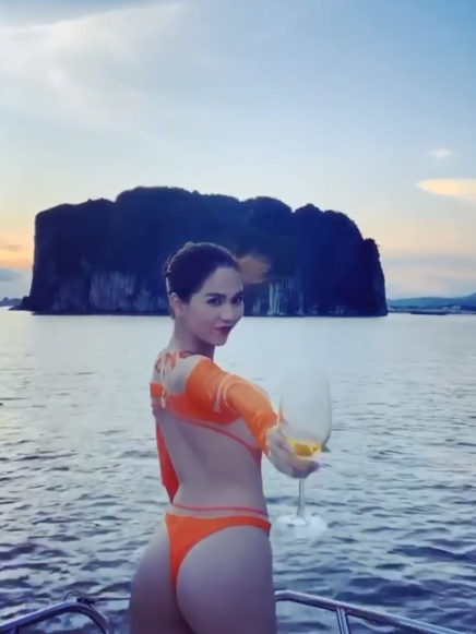 Tối qua (17/9), cô cũng khiến cộng đồng mạng giật mình với khoảnh khắc như không mặc quần, khoe nguyên vòng 3