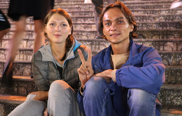 Maks và Julia hiện phải nhờ sự giúp đỡ để trang trải chi phí sinh hoạt