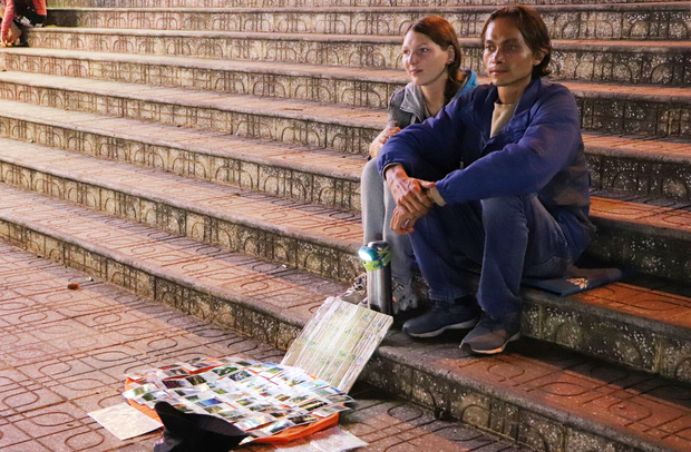 Cặp đôi người nước ngoài mất việc do Covid-19