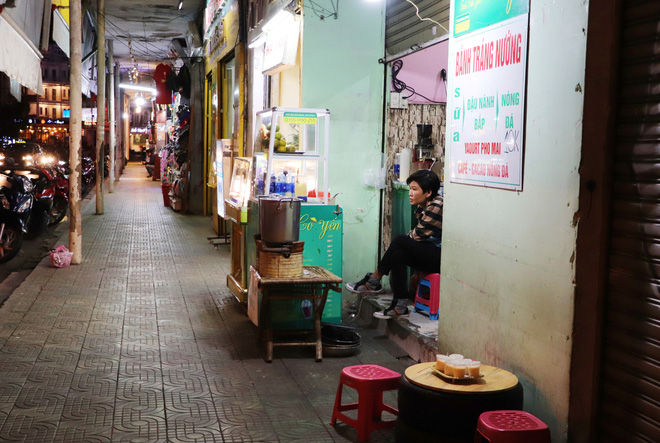 Các hàng quán gần như rơi vào cảnh ế ẩm