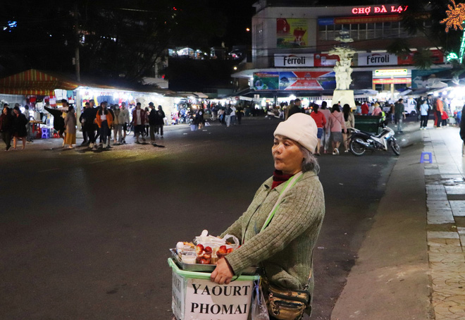 Một số người bán hàng trong, vé số co ro trong cái se se lạnh của Đà Lạt