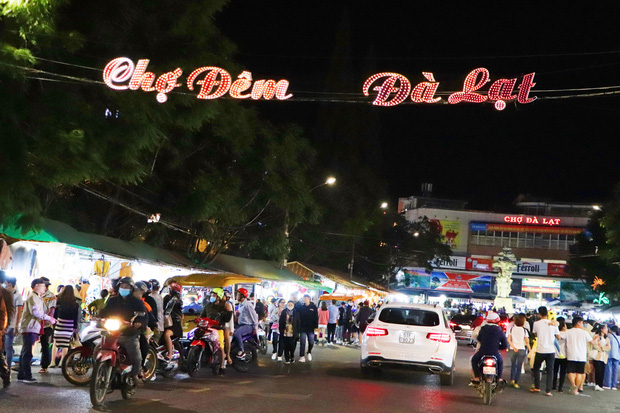 Theo thống kê 8 tháng đầu năm 2020, tổng lượt khách du lịch tới Đà Lạt chỉ đạt 2.170.230 lượt (năm 2019 hơn 4 triệu lượt), trong đó khách lưu trú đạt trên 1,6 triệu lượt, giảm 55% so với cùng kỳ năm 2019. Nếu như trước đây, vào các ngày nghỉ lễ, TP. Đà Lạt thường đón lượng khách cao kỷ lục thì năm nay, số lượng khách khá ít ỏi. Cụ thể, vào ngày 1/9 năm 2020, Đà Lạt chỉ đón 5.129 du khách, trong khi con số này vào năm 2019 là 17.509 khách.