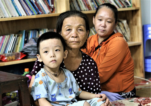 Bà Lá cùng cháu nội 5 tuổi đi 