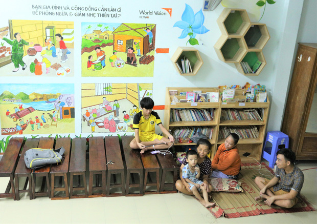 Một gia đình tại phường Thọ Quang được đưa đến nơi an toàn để tránh bão số 5