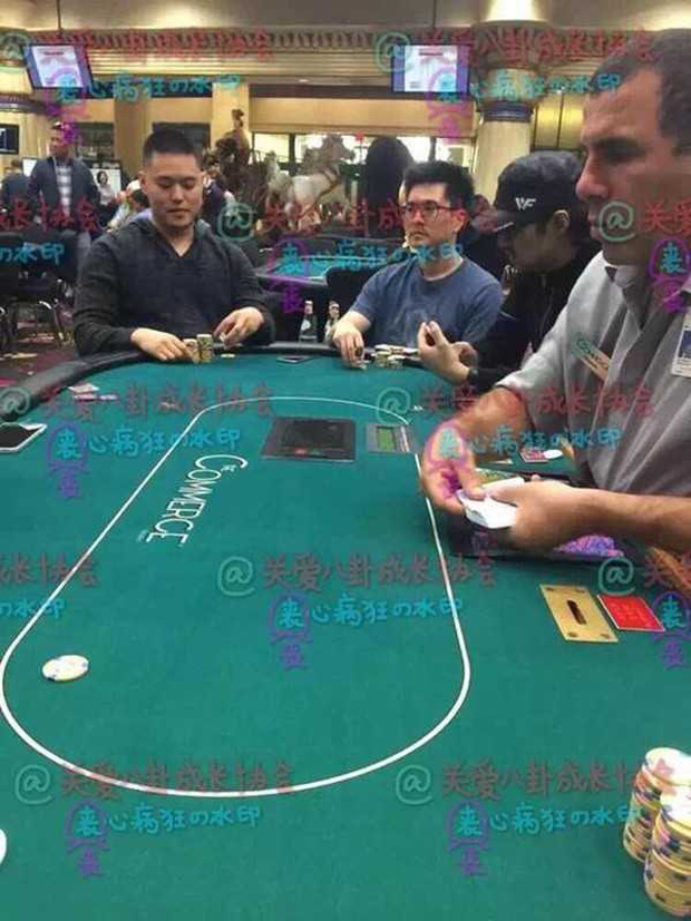 Hình ảnh Uông Phong đội mũ đen, đi chơi casino trong lúc vợ đang bụng mang dạ chửa