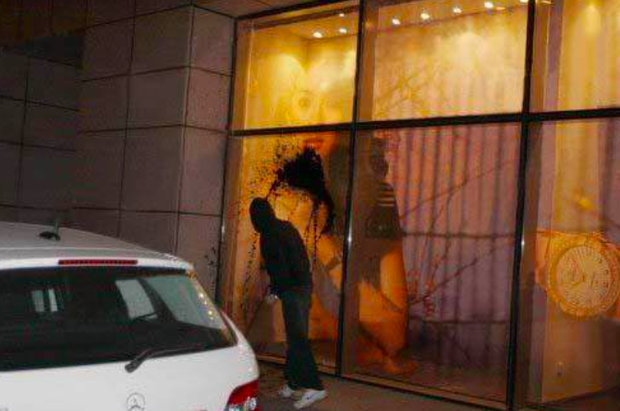 Hình ảnh áp phích của Chương Tử Di bị tạt sơn đen