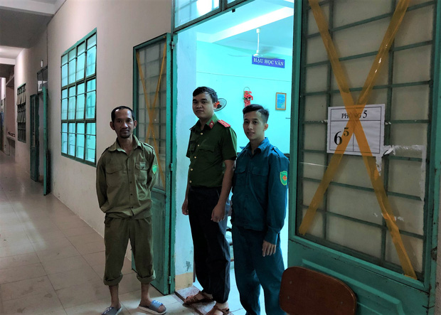 Mỗi điểm trú bão đều có 3 người gồm dân quân tự vệ, công an, bảo vệ dân phòng trực chốt, đảm bảo an toàn.