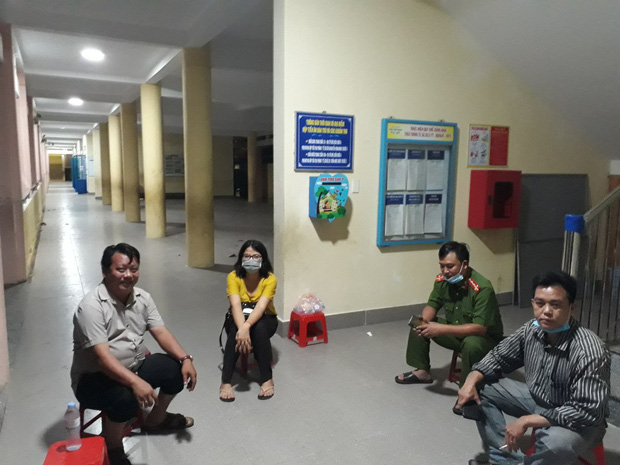 100% cán bộ của các phường đều túc trực trắng đêm để giúp đỡ người dân di tản và bảo vệ tài sản.