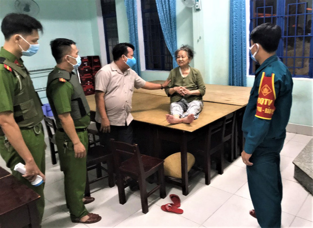 Lực lượng chức năng hỏi thăm và động viên người dân di tản để tránh bão.