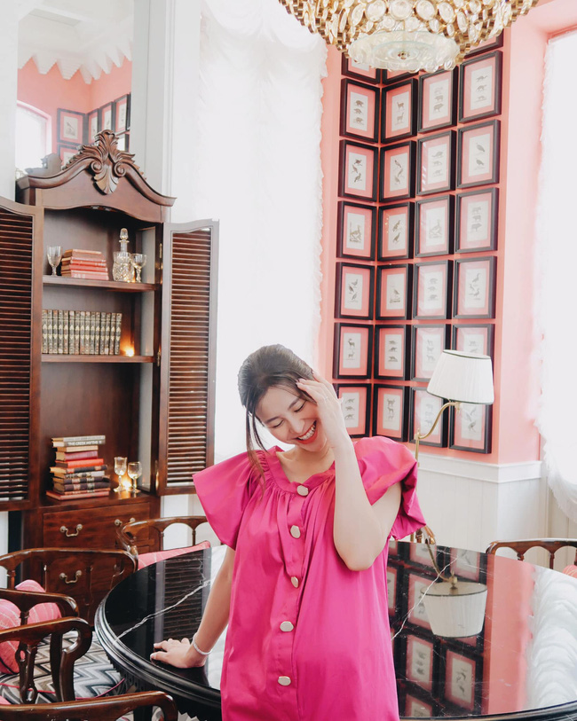 Bầu bí nhưng Đông Nhi vẫn chăm sóc bản thân rất tốt nên lúc nào trông cô cũng xinh đẹp, rạng rỡ.