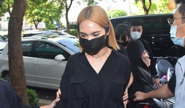 Dương Thừa Lâm buồn bã lặng lẽ vào nhà tang lễ