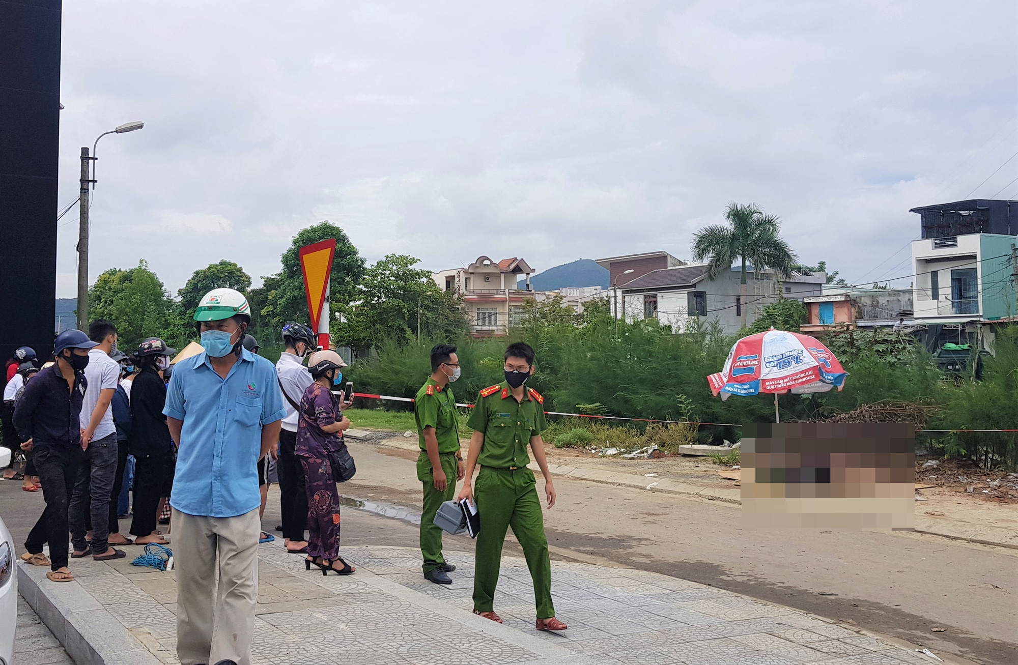 Lực lượng chức năng khám nghiệm hiện trường.