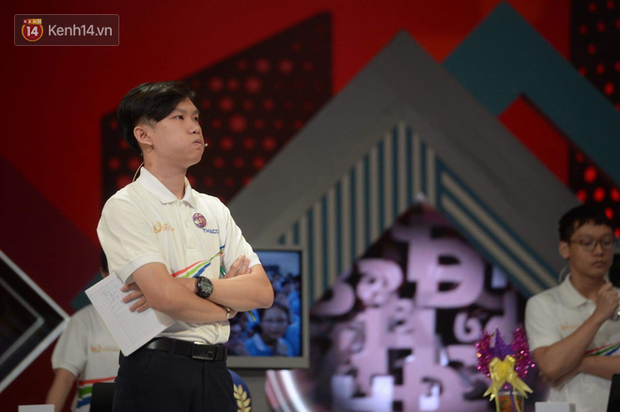 Cậu bạn liên tục thể hiện tâm trạng suốt các vòng thi.