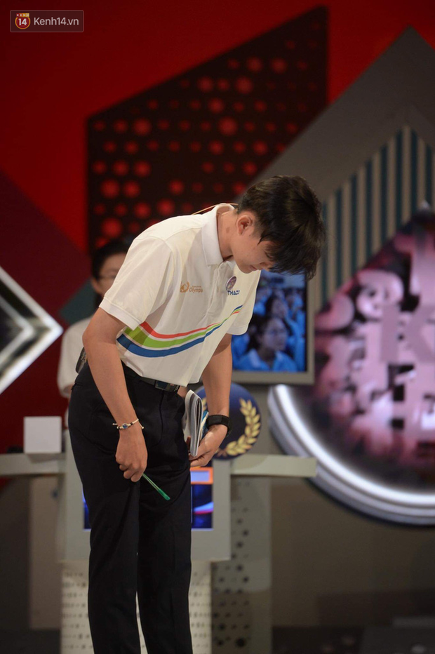 Nam sinh liên tục cúi mặt khi có câu trả lời không ưng ý.