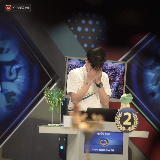 Nam sinh bật khóc nức nở trên sóng truyền hình.