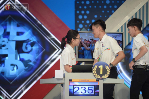 Kết thúc trận đấu, nam sinh đã sang chỗ cô bạn Thu Hằng chúc mừng kết quả.